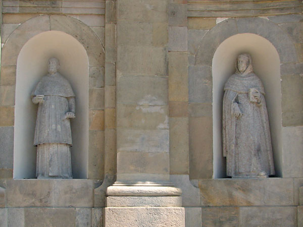Rzeźby przy wejściu do kościoła