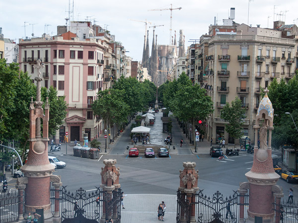 Sagrada Família z oddali